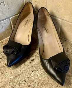 Valentino Sz 38 EU 7 1/2 B US black Leather pumps Mid  Heels EUC Rose Accent - Picture 1 of 11