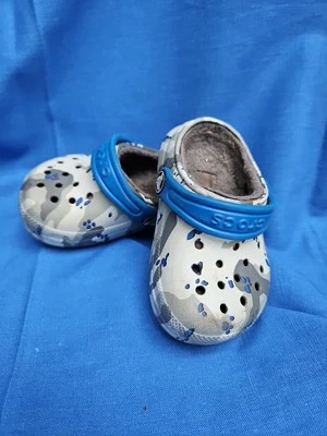 Crocs Sapatos Criança 7 Clássico Forrado Camuflagem Tamancos EXCELENTE - Imagem 1 de 4