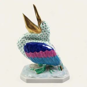 Estatuilla de porcelana Herend grande de red verde pelícano con pez 5073 - Imagen 1 de 7