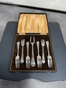 A charming set of 6 silver cake forks and a serving fork in their original retai - Picture 1 of 18