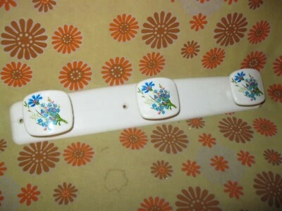 Vintage 70s Ancien PORTE-MANTEAUX SYLA en PLASTIQUE BLANC BLEU FLEURS 3 PATERES - Photo 1/4