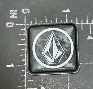 Toppa distintivo etichetta abbigliamento costumi da bagno surfista logo pietra marca Volcom - Foto 1 di 2