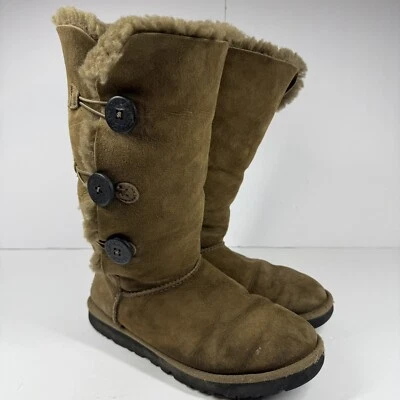Botas Altas UGG Australia Bailey Botón Marrón Para Mujer 8 Gamuza SN 1873 Foto 1 de 4