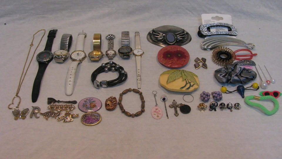 Modeschmuck, Uhren, Haarschmuck, Kleiderschmuck, Gürtelschnallen - Bild 1 von 1