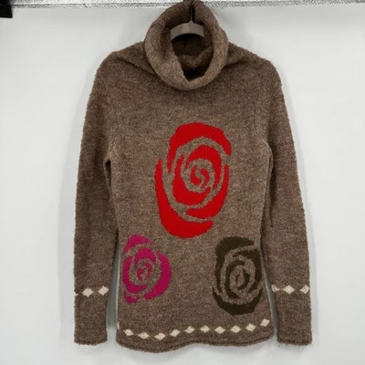 Neve 女式棕色羊驼羊毛混纺高领毛衣玫瑰贴花 M 码 — 第 1/4 张图片