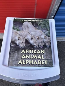 An African Alphabet - Board book By  LES DE VILLIERS - Bild 1 von 2