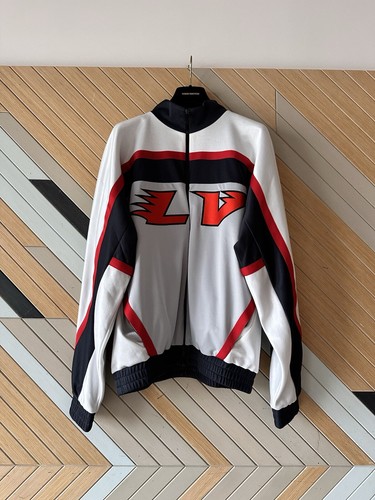 LOUIS VUITTON（LV） Blusa Louis Vuitton impreziosita Lv grafica pista hockey nuova con etichetta taglia L