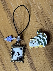 Alice im Wunderland Set = weißer Hase Riemen Charm & AVIVA Grinsekatze Pin - Bild 1 von 11