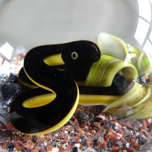 Signiert 2007 Victor Trabucco Kunst Glas Schlange mit Silber Felsen Pflanze Briefbeschwerer - Bild 1 von 18