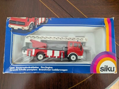 SIKU 2819 'MERCEDES-BENZ LADDER FIRE ENGINE' 1:55. SUPERB/BOXED - Image 1 of 4