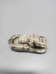 Wunderschöne geschnitzte Jade Katzenfigur liegend auf Schlange auf einem Blatt - Bild 1 von 17