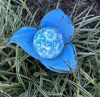 Prato de folha azul com totem globo floral azul/branco decoração de quintal reaproveitado - Imagem 1 de 4