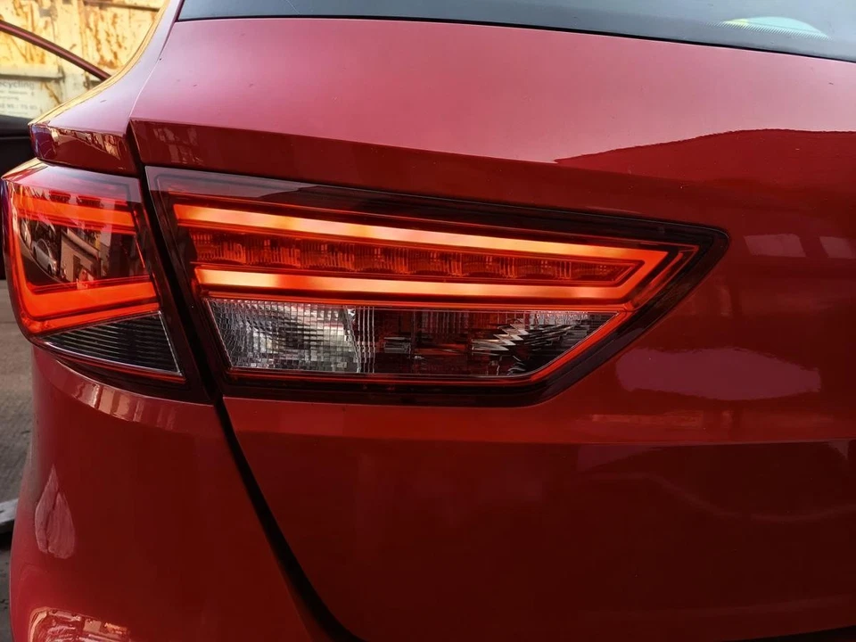 Seat Leon ST 5F original Rückleuchte Rücklicht Heck Rear links innen LED EZ2015 - Bild 1 von 1