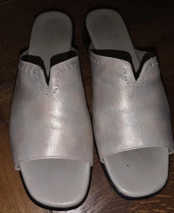 Munro American Sandals Womens 12M Slip On Shiny Beige 12m Leather Open Toe EUC - Picture 1 of 12