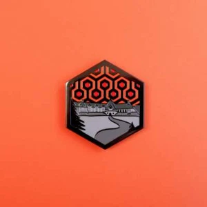 Alfombra de hotel The Shining Overlook hexagonal horror 1" esmalte pin insignia NUEVO - Imagen 1 de 3