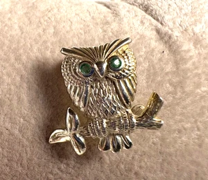 Sterling Silver Petite Owl pin, Emerald Eyes - Picture 1 of 5