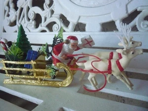Prominenter Vintage Kunststoff * WEIHNACHTSMANN/RENTIER/GESCHENKE/WEIHNACHTSBAUM IN GOLDSCHLITTEN - Bild 1 von 1