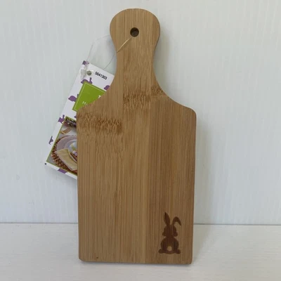 Mini placa de charcutaria decorativa de madeira de Páscoa 7,5 pol. x 3,5 pol. - Imagem 1 de 4