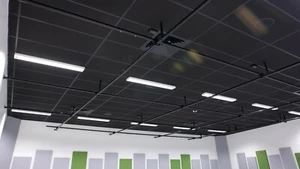Azulejos de techo de vinilo negro suspendidos 1195 mm x 595 mm EasyClean limpiables 1200 x 600 - Imagen 1 de 5