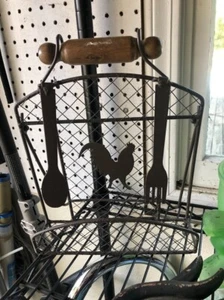 PORTA TOVAGLIOLI VINTAGE IN RETE GALLO CON FORCHETTA E CUCCHIAIO APPESI E MANICO IN LEGNO - Foto 1 di 7
