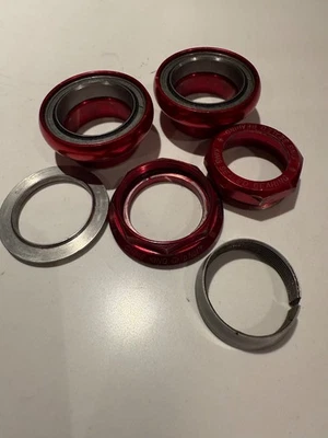 Chris King GripNut™ 1" vermelho - Imagem 1 de 4