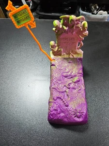 Beetlejuice Vintage Action Figure and Vanishing Vault - Picture 1 of 7