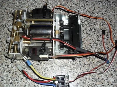 Fahrmotor Königstiger mit Lenkgetriebe 1/16 - Bild 1 von 4