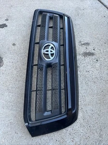 2010 2011 2012 2013 TOYOTA TUNDRA GRILLE OEM USED - Picture 1 of 10