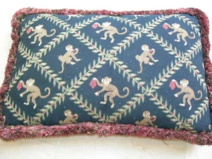 Besticktes "Surrile Affen mit Trauben" Designer Lendenkissen schwarz Stoff - Bild 1 von 7