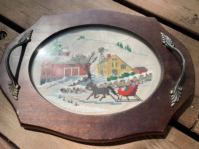 Bandeja de madera con asas de metal para escena navideña de punta de aguja Foto 1 de 4