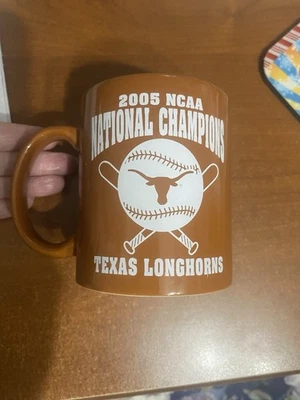 Taza de campeones de béisbol de la Universidad de Texas de la NCAA 2005 Foto 1 de 4