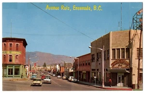 50er Jahre Ensenada, Baja California, Mexiko - Avenue Ruiz Storefronts, Autos - Bild 1 von 2