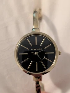 Anne Klein Damen goldfarbene Armreifuhr klassisch schwarzes Zifferblatt Dresswatch AK/1470 - Bild 1 von 3