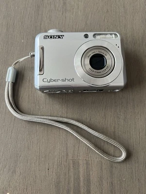 Sony Cyber-shot DSC-S650 7.2MP Digital Camera Silver Parts/Repair Not Working - Image 1 of 4