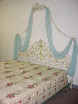 ¡Reducido $200!  Cabecero de metal con cama king ornamentado raro Foto 1 de 3