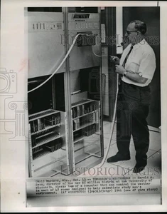 1966 Stampa Foto Harold Senn controlla il computer che controlla Biotron all'Univ di WI - Foto 1 di 2