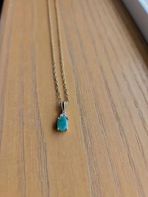 Colar feminino atemporal de esmeralda com corrente ajustável folheada a ouro - Imagem 1 de 4