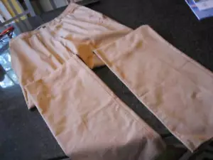 NWT - Mens UNDER ARMOUR Khaki Pleated Cotton Blend Pants (34 - unhemmed) - Picture 1 of 5