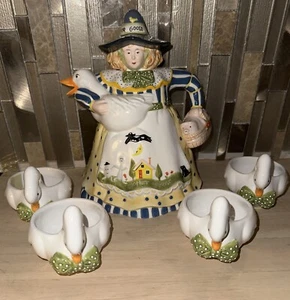 Dept 56 Geschichtenbuch Mutter Gans handbemalt Keramik Tee Set Teekanne 4 Tassen - Bild 1 von 19