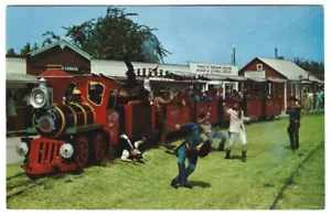 OK Cartolina OK FRONTIER CITY USA Old West Town/Train/Cowboy Pistole anni '60 - Foto 1 di 2