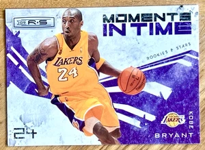 Tarjeta Kobe Bryant 2009-10 Panini Rookies & Stars MOMENTOS EN EL TIEMPO #15 LA LAKERS - Imagen 1 de 1