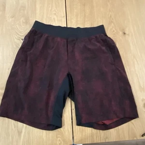 Lululemon Men’s T.H.E Linerless Shorts Burgundy Black Size Large - Picture 1 of 9