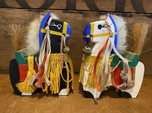 Menge 2 Vintage Holz Chagu Chagu Umako Japanisches Pferd Yawata Weiß Schwarz - Bild 1 von 5