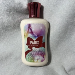 Loción corporal Bath & Body Works Paris Amour 8 oz karité y vitamina E - Imagen 1 de 7