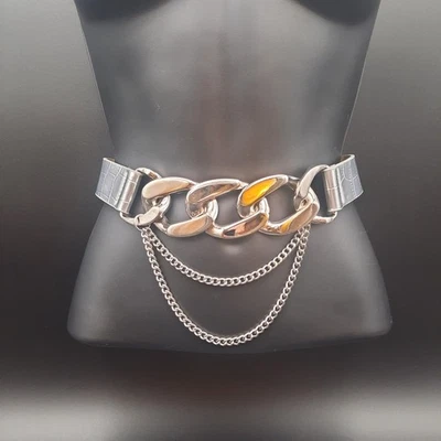 Cinturón de cadena de cuero sintético en relieve de cocodrilo plateado con cadenas drapeadas Foto 1 de 4