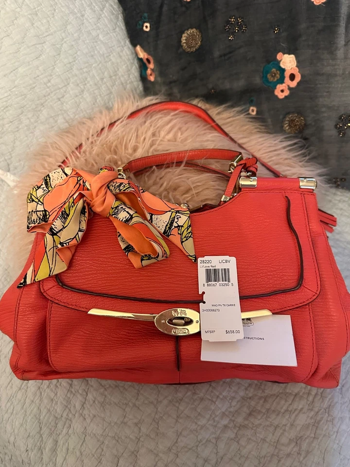 Cartera Coach Madison Pinnacle Carrie in Love Me roja/coral con bufanda de seda usada en excelente estado Foto 1 de 4