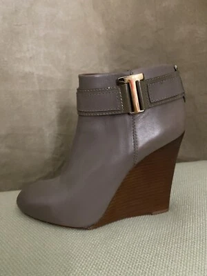 Botín TORY BURCH Cuero Taupe/Gris Cremallera al Tobillo TACÓN CUÑA APILADO Bota Talla 8M Foto 1 de 4