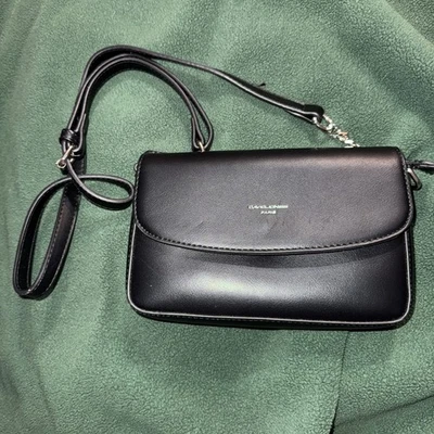 Bandolera pequeña David Jones Paris de cuero sintético negro con detalles de cadena plateada Foto 1 de 4