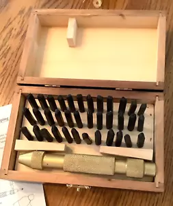 NUOVO Open Box Kit Timbratura Personale 36 Lettere e Numeri Punzone e Istruzioni - Foto 1 di 3