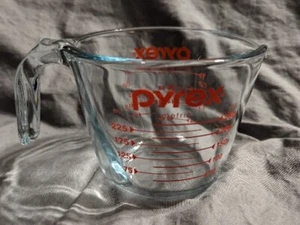 Pyrex roter Buchstabe Glas Messbecher, #508, offener J-Griff, 1 Tasse - GEBRAUCHT  - Bild 1 von 8